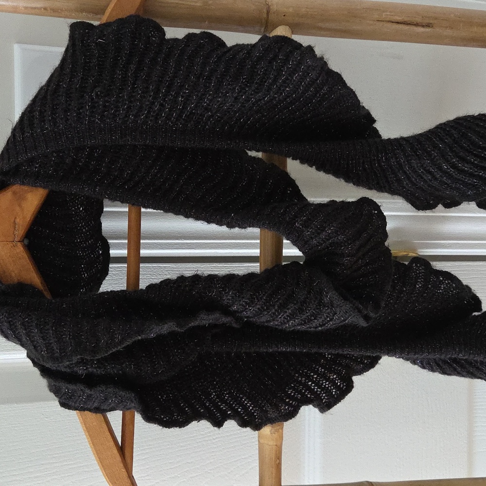 Black Ruffled Knit Scarf - Picture 5 of 7